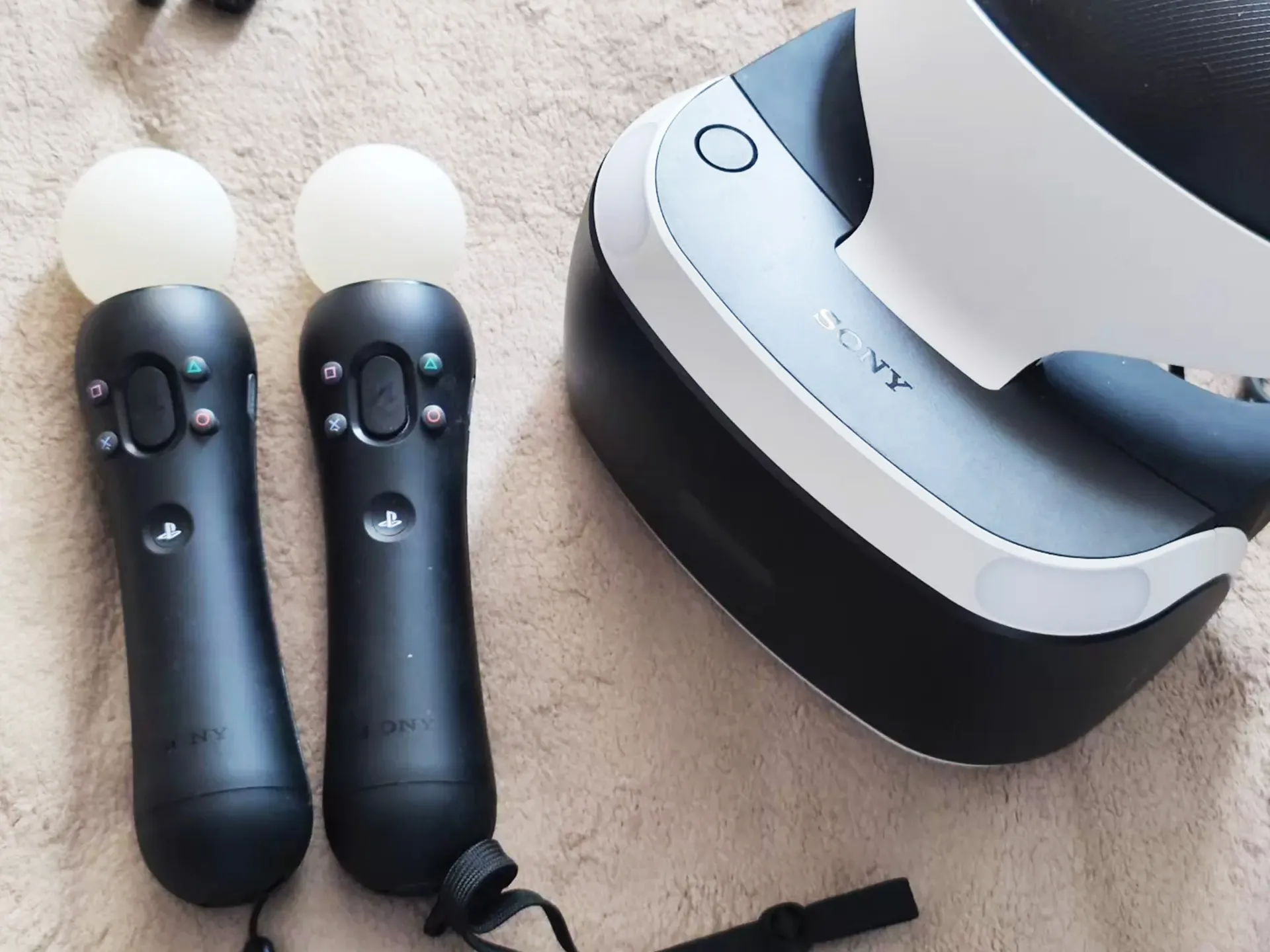 Virtual reality headset, 2016